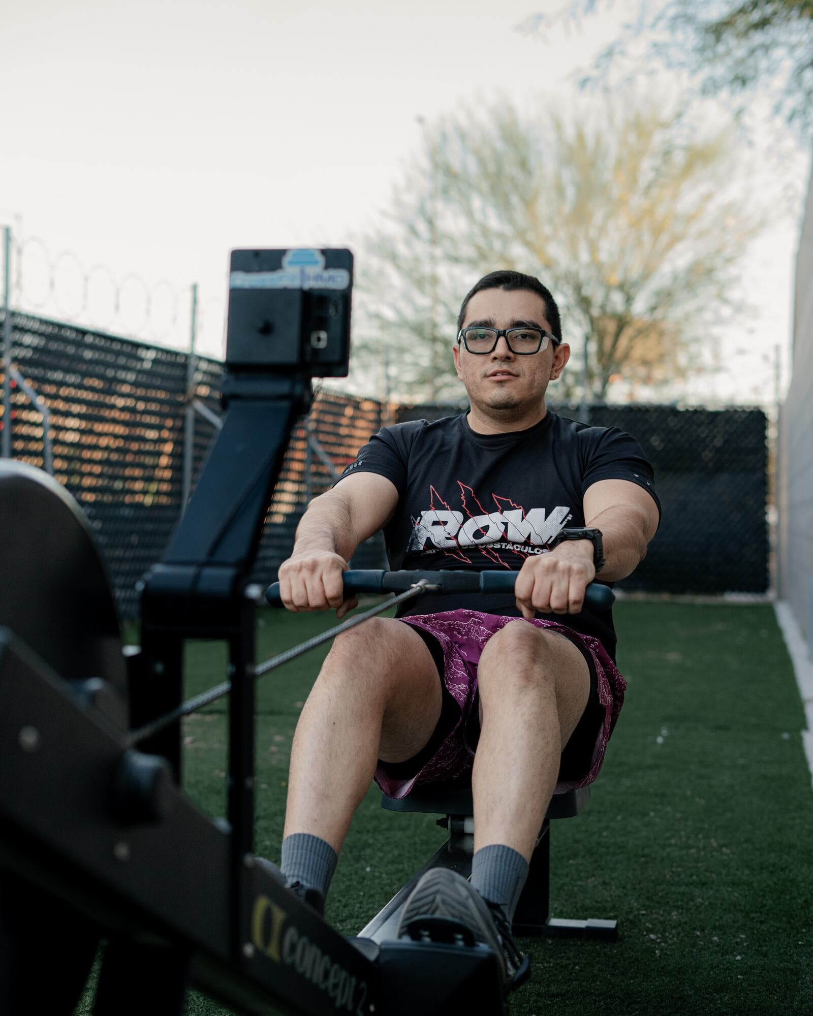 Atleta de CFit HMO en máquina de remo