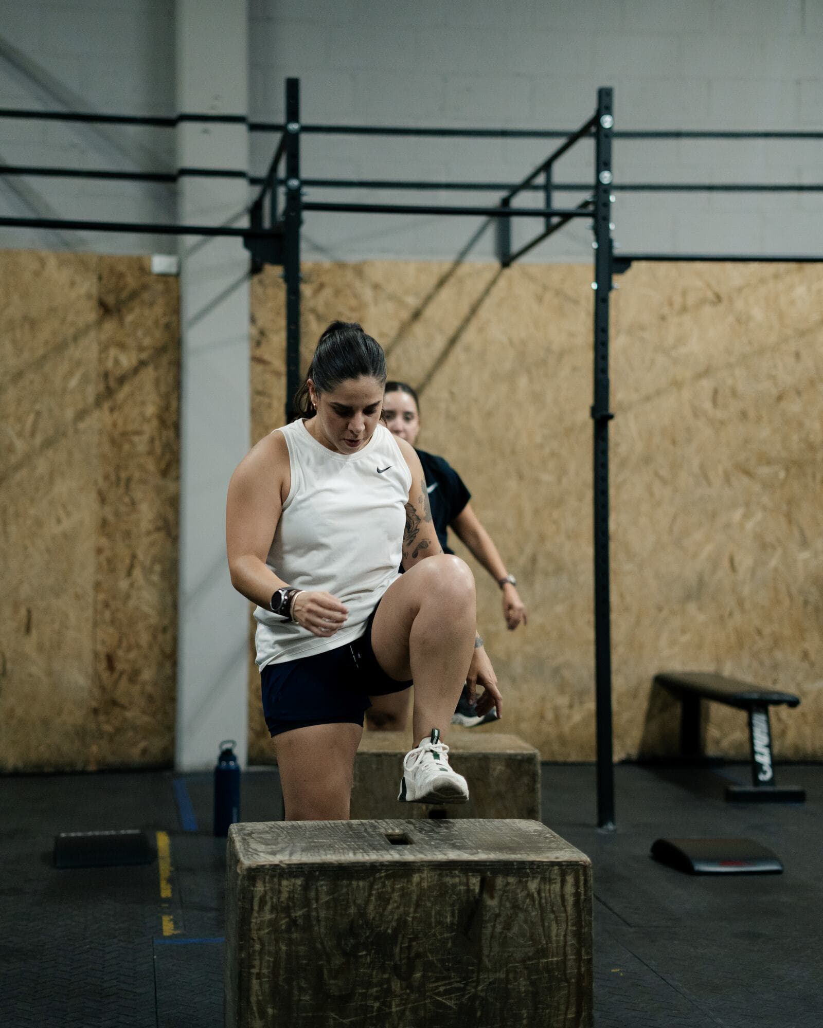 Atleta de CFit HMO en step-up sobre cajón